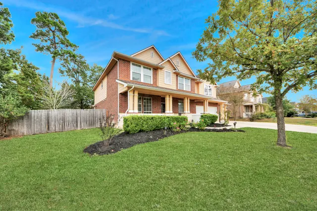 a view of a yard in front of house