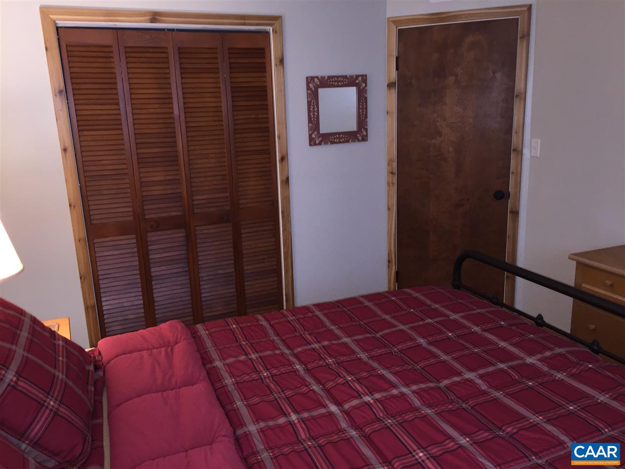 452 Three Ridges, Unit 452 Roseland, VA 22967 - Photo 18 of 28 a balcony with a wooden floor