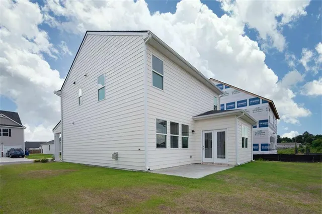 a view of a house with a yard