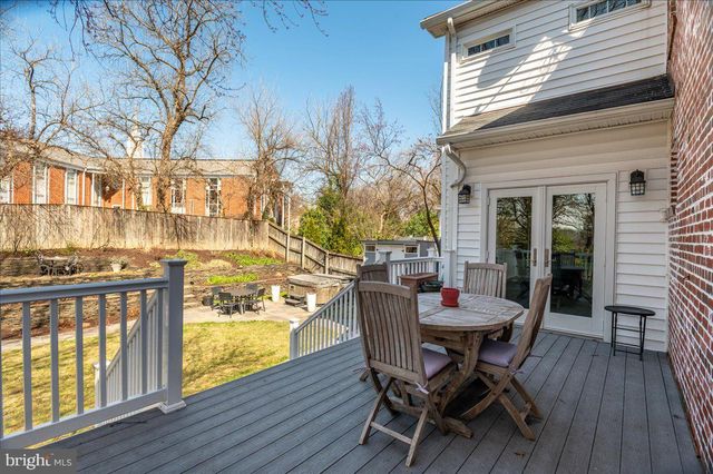 a view of a house with backyard and porch