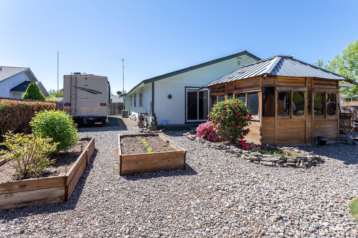1650 Timothy Street Central Point, OR 97502 - Photo 27 of 32 29