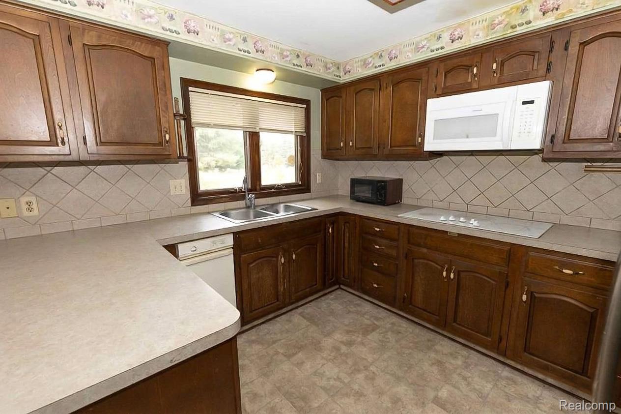 4177 South Lake George Road Dryden, MI 48428 - Photo 13 of 44 image_dddf9ed6.jpg