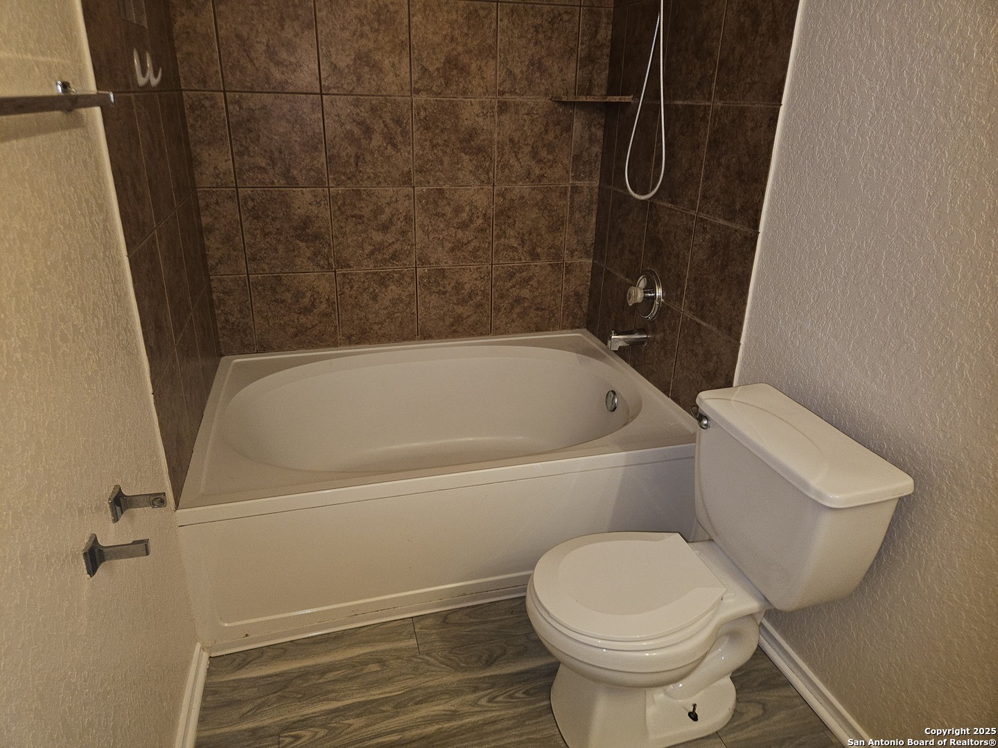 8911 Laguna Rio San Antonio, TX 78251 - Photo 17 of 28