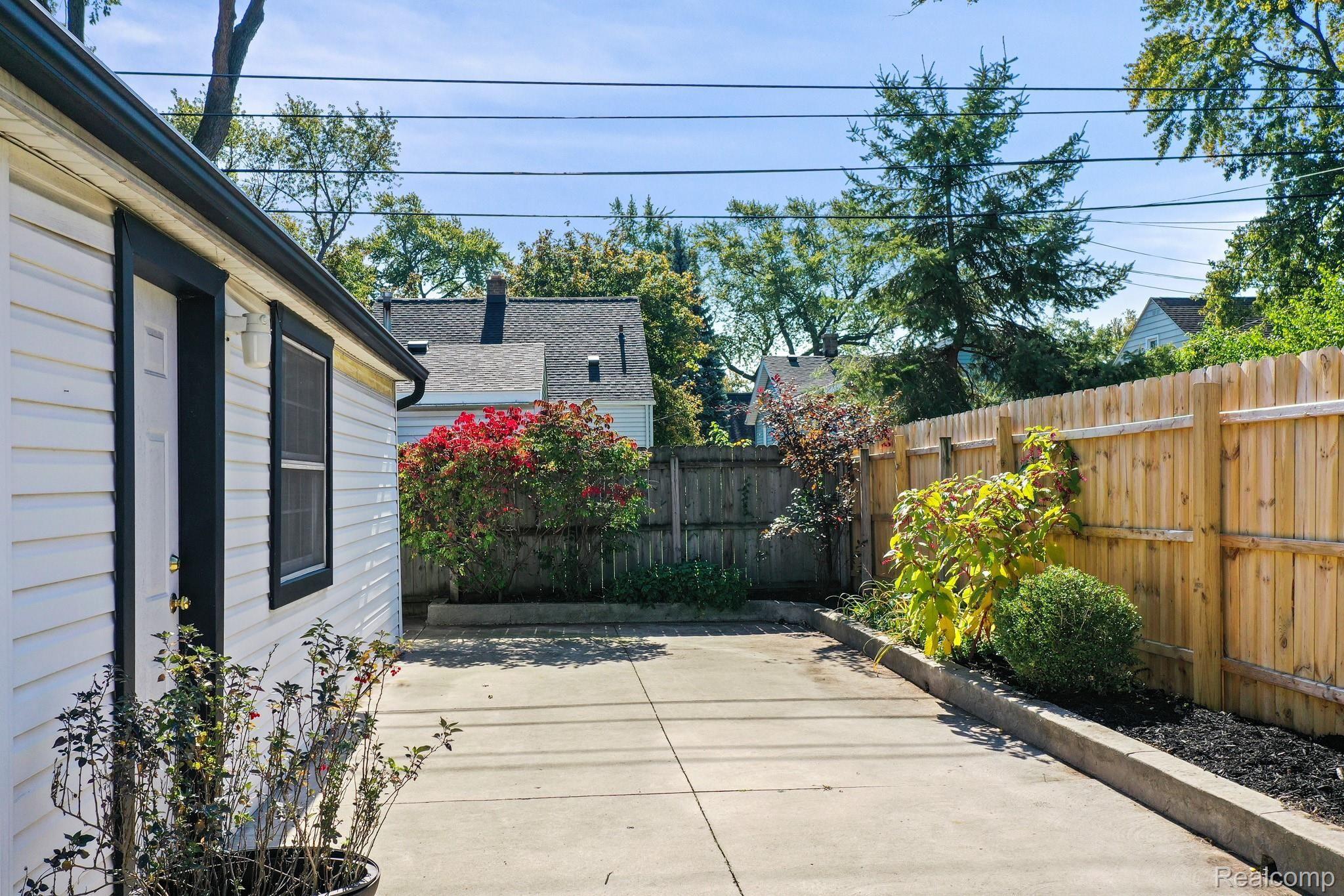 1009 Cambridge Road Berkley, MI 48072 - Photo 23 of 25 Additional Area for Entertaining, Parking or Storage.jpg