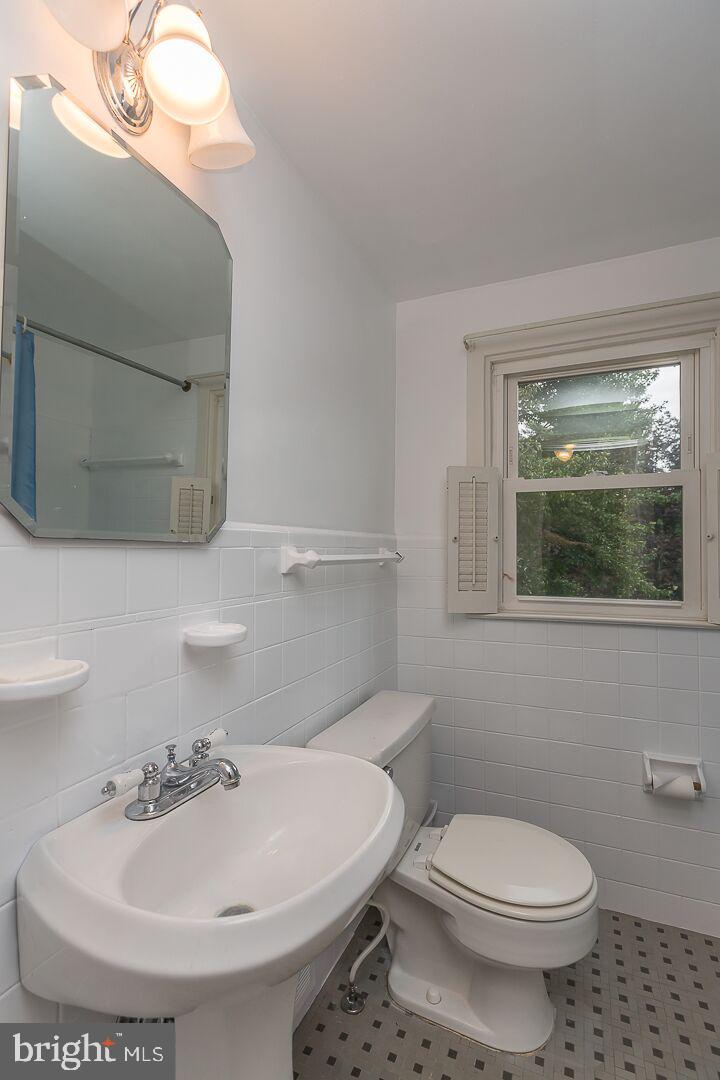 146 Ridgefield Road Newtown Square, PA 19073 - Photo 31 of 38 2nd floor bath