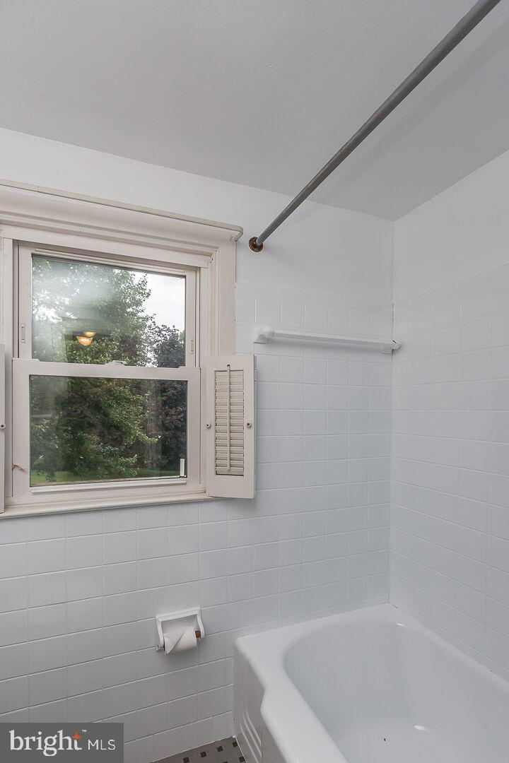 146 Ridgefield Road Newtown Square, PA 19073 - Photo 32 of 38 2nd floor bath