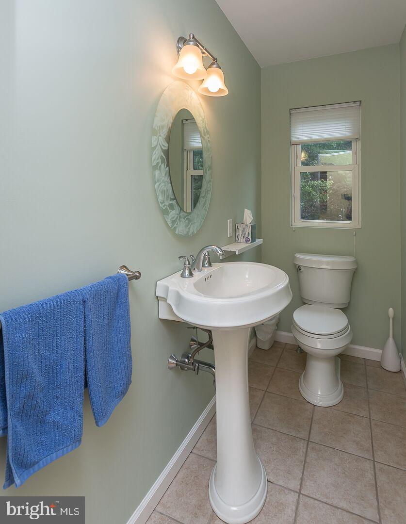 146 Ridgefield Road Newtown Square, PA 19073 - Photo 33 of 38 Powder room