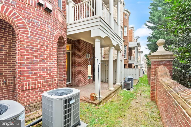 $1,185,000 | 7721 Spoleto Lane, Unit 9, McLean, VA 22102