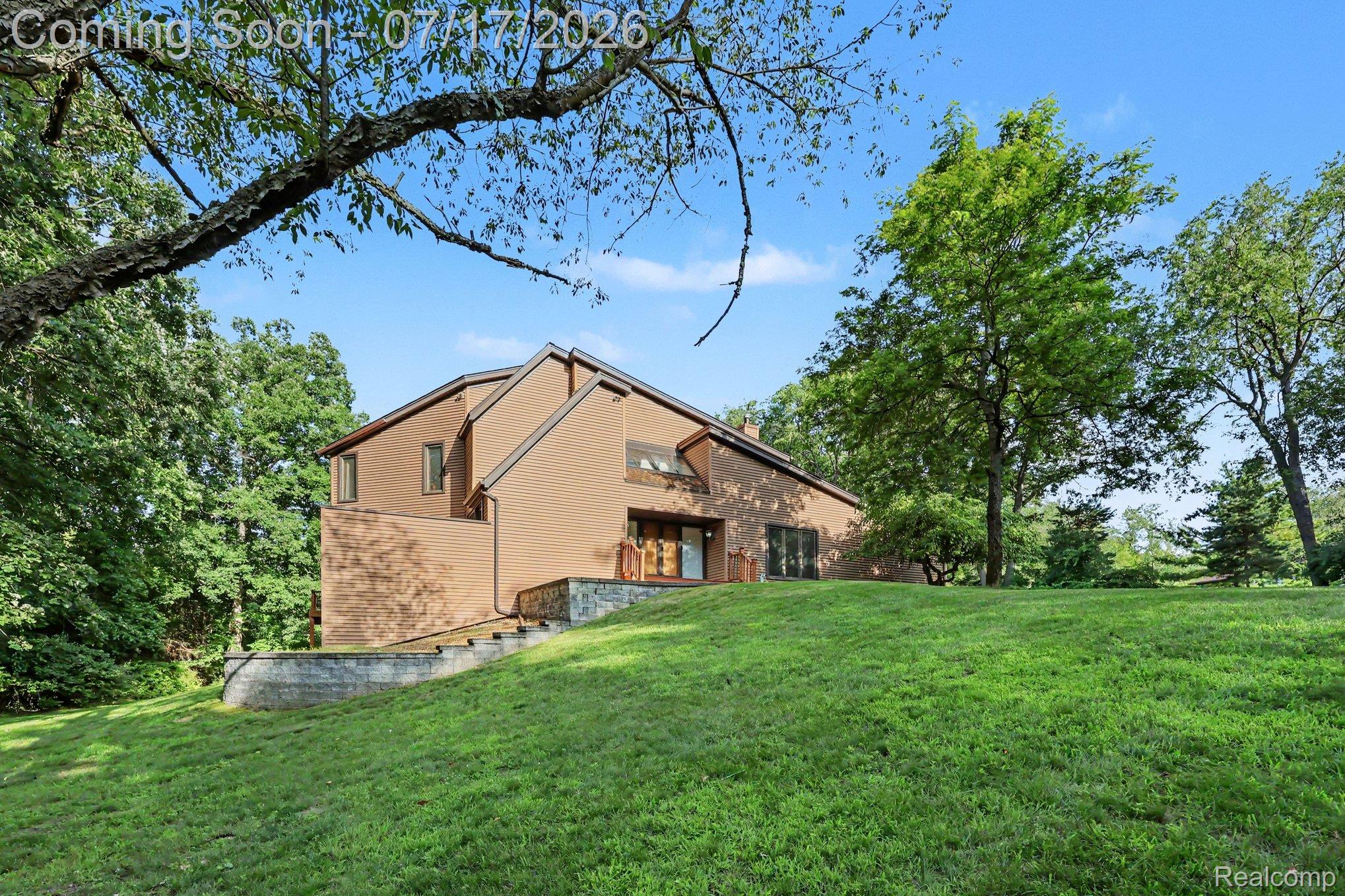 5685 Paint Valley Drive Rochester, MI 48306 - Photo 2 of 66 003_file_4441.jpg