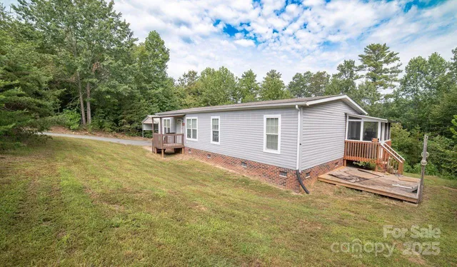 a view of a house with backyard and garden