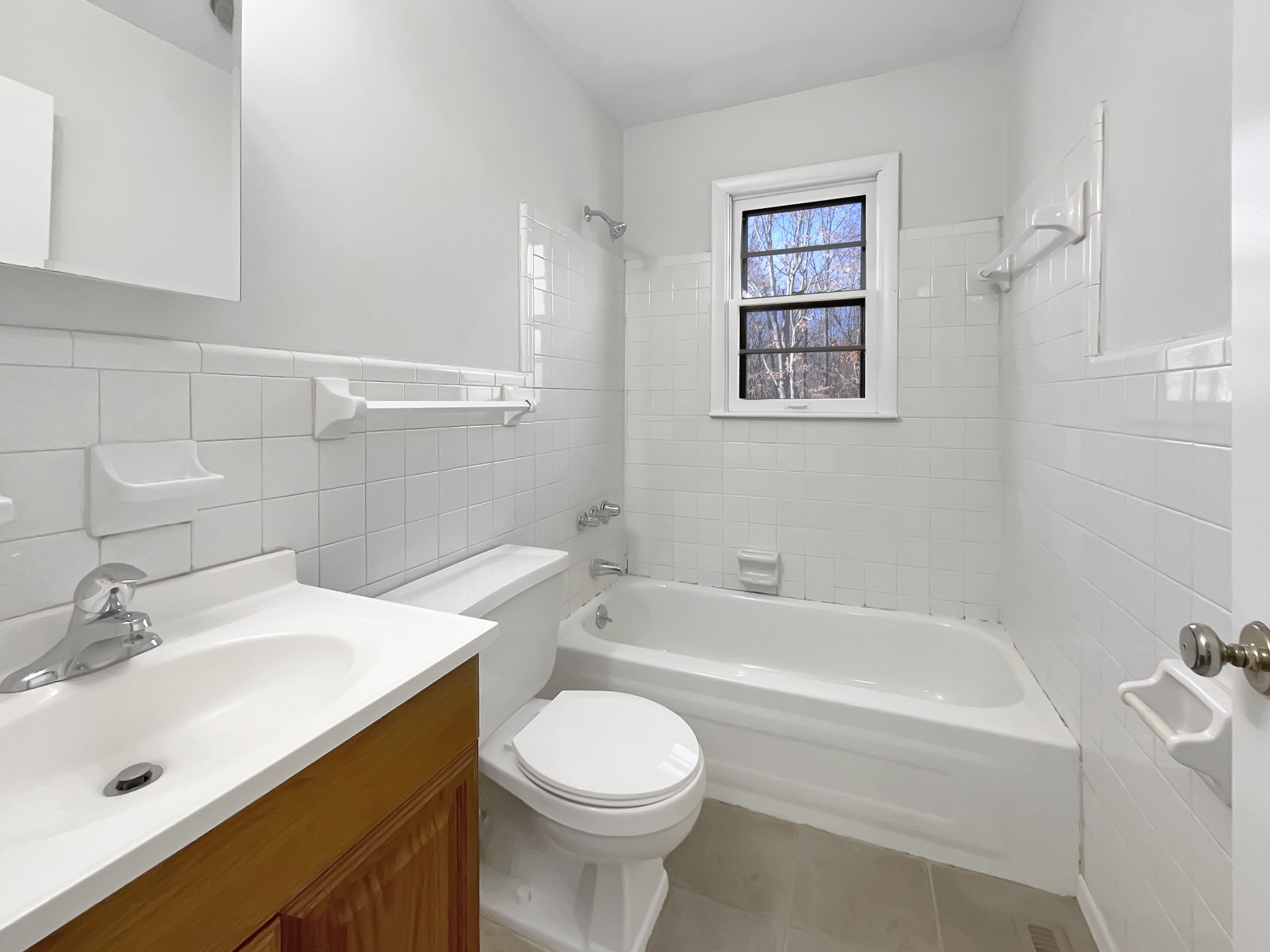401 Cedarview Drive Dickson, TN 37055 - Photo 7 of 19 a bathroom with a sink toilet and bathtub
