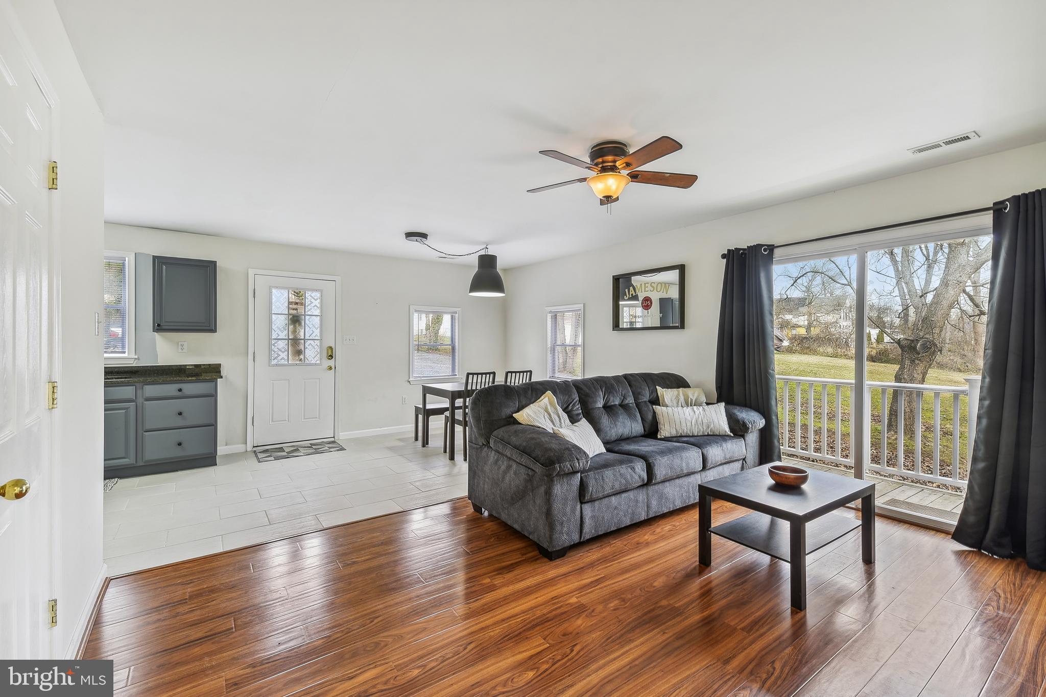 745 Powhatan Beach Road Pasadena, MD 21122 - Photo 13 of 46 Living room