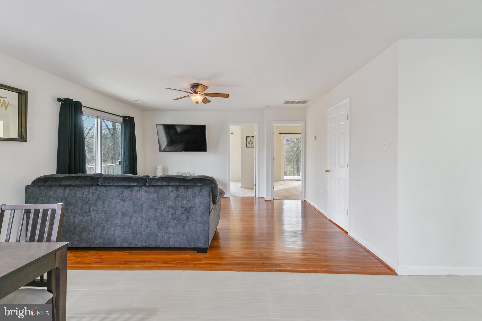 745 Powhatan Beach Road Pasadena, MD 21122 - Photo 15 of 46 Living room