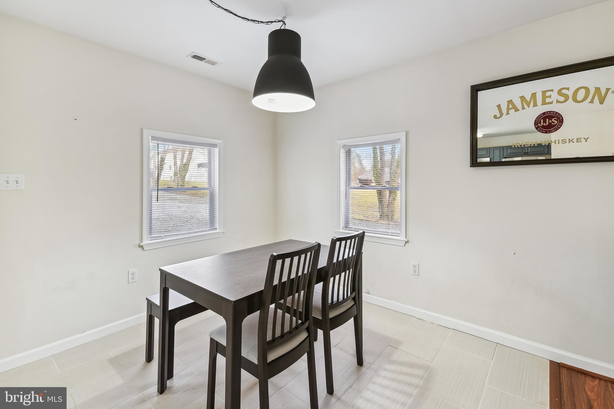 745 Powhatan Beach Road Pasadena, MD 21122 - Photo 8 of 46 Dining room