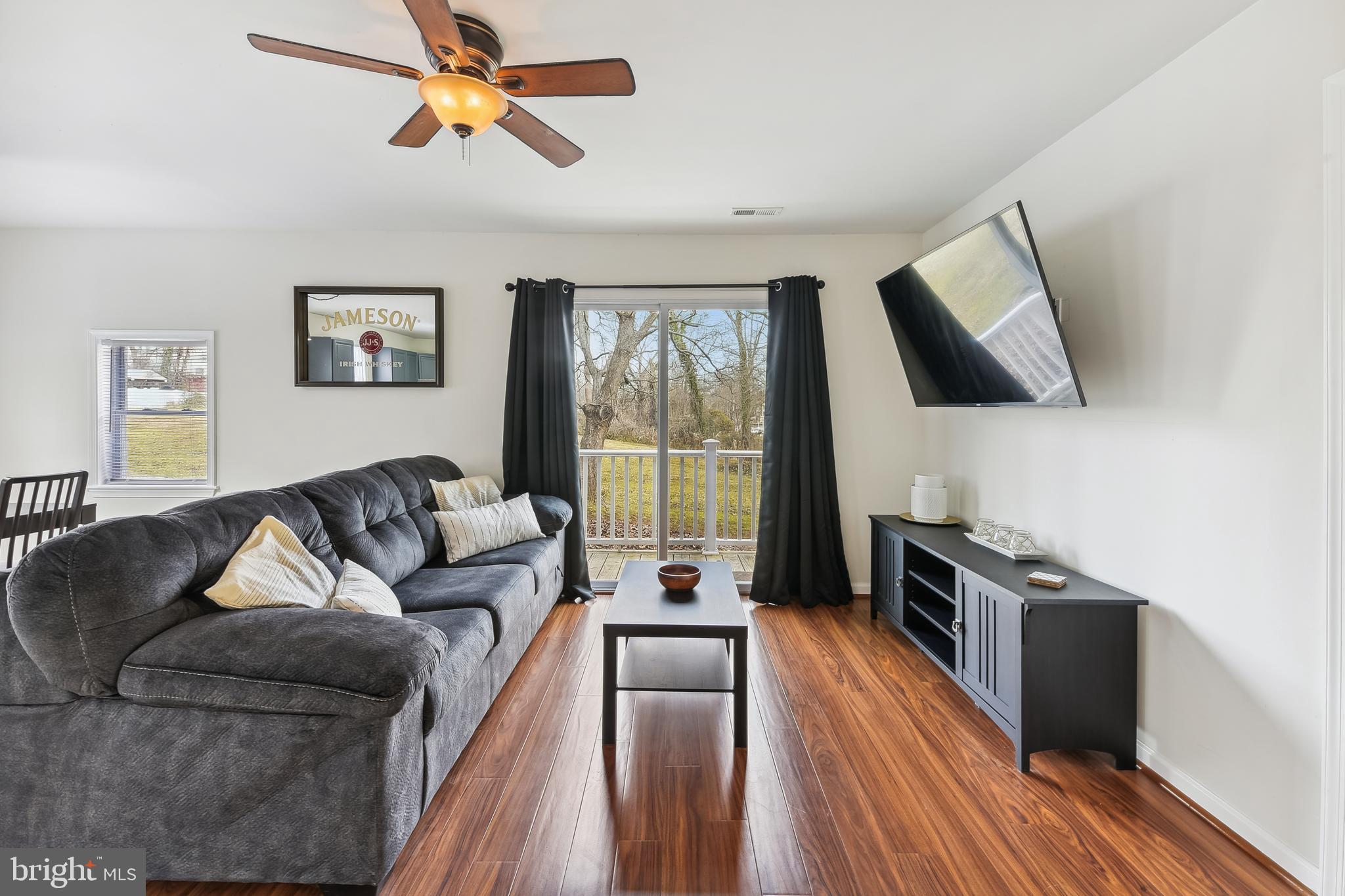 745 Powhatan Beach Road Pasadena, MD 21122 - Photo 10 of 46 Living room