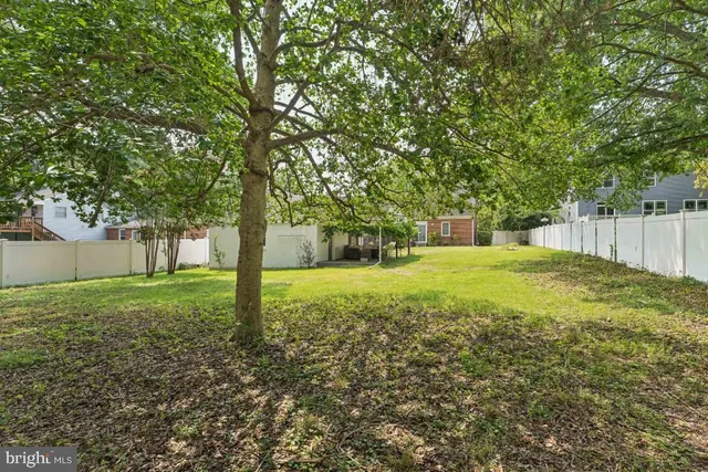 a view of a house with backyard and garden
