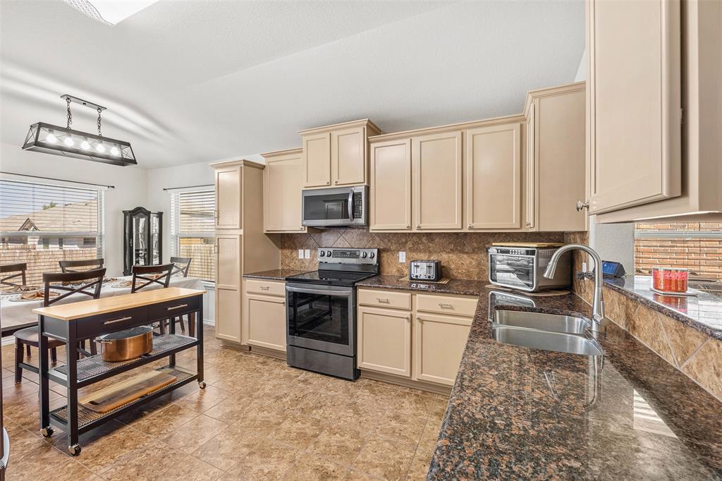 320 Ammonite Lane Jarrell, TX 76537 - Photo 10 of 24