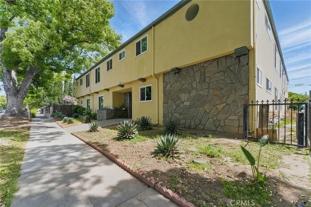$320,000 | 611 South Orange Avenue, Unit 11, Santa Ana, CA 92701