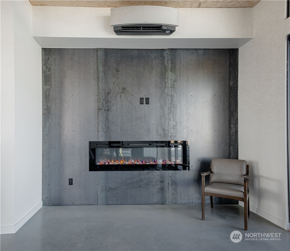 240 Northwest Rattlesnake Point Road Quincy, WA 98848 - Photo 16 of 37 a living room with a couch and a table