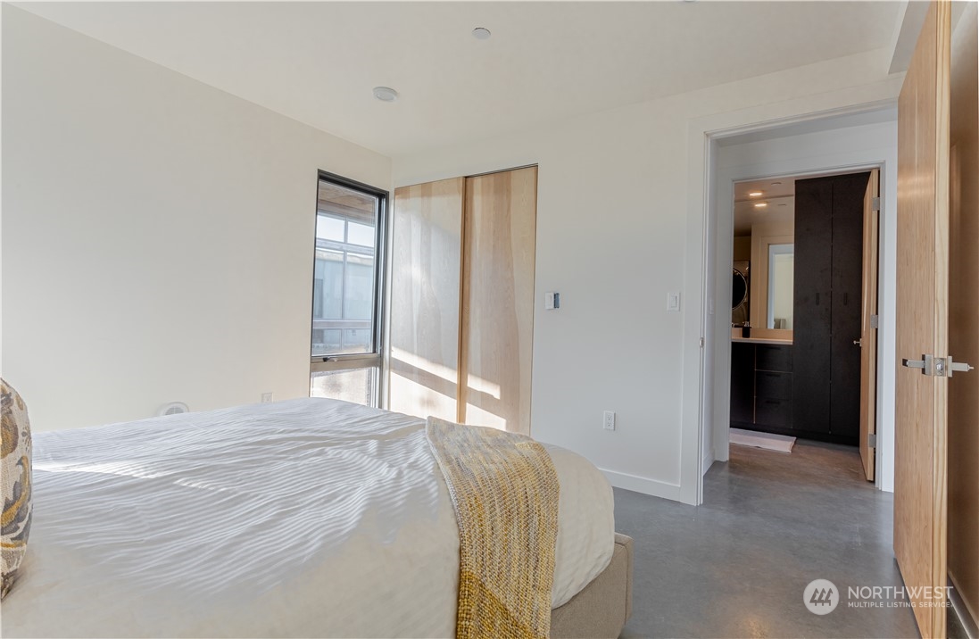 240 Northwest Rattlesnake Point Road Quincy, WA 98848 - Photo 23 of 37 a bedroom with a bed and a mirror