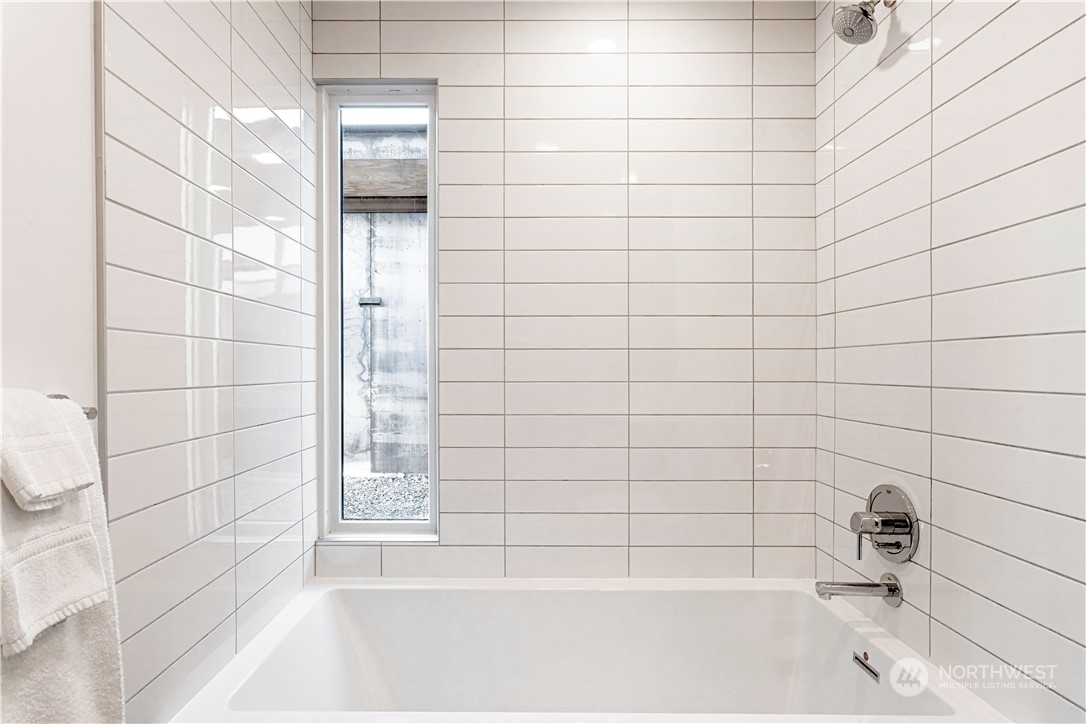 240 Northwest Rattlesnake Point Road Quincy, WA 98848 - Photo 24 of 37 a bathroom with a bathtub