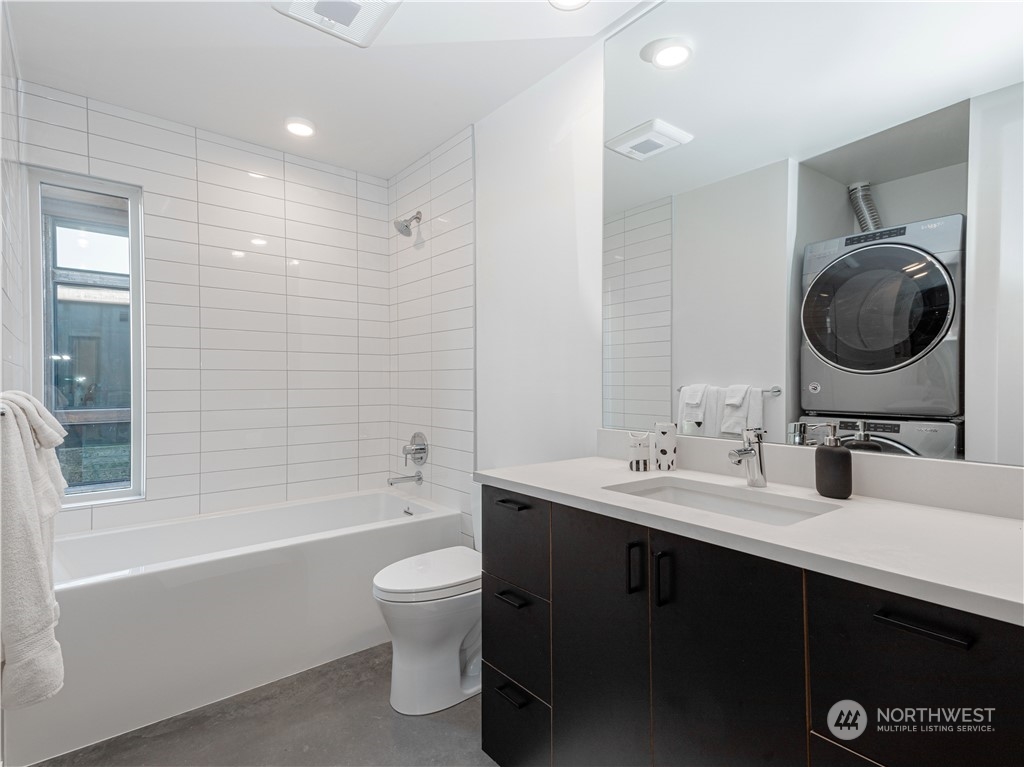 240 Northwest Rattlesnake Point Road Quincy, WA 98848 - Photo 25 of 37 a bathroom with a toilet a sink a bathtub and a shower