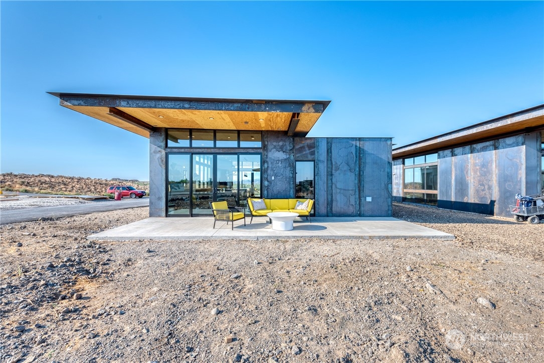 240 Northwest Rattlesnake Point Road Quincy, WA 98848 - Photo 34 of 37 a view of a house with tub and chairs