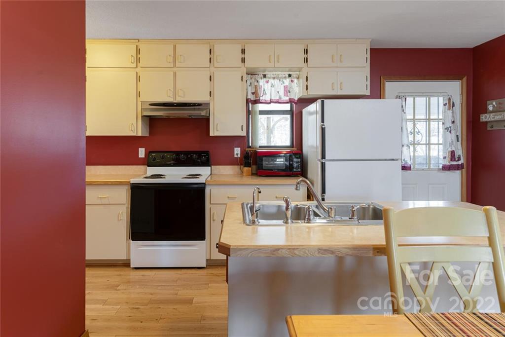 7 Tuttle Road Hendersonville, NC 28792 - Photo 13 of 39 Gallery Image 13