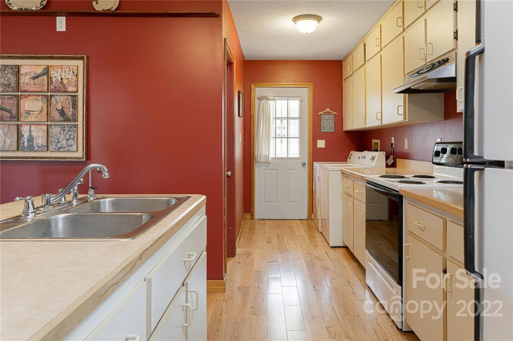 7 Tuttle Road Hendersonville, NC 28792 - Photo 15 of 39 Gallery Image 15