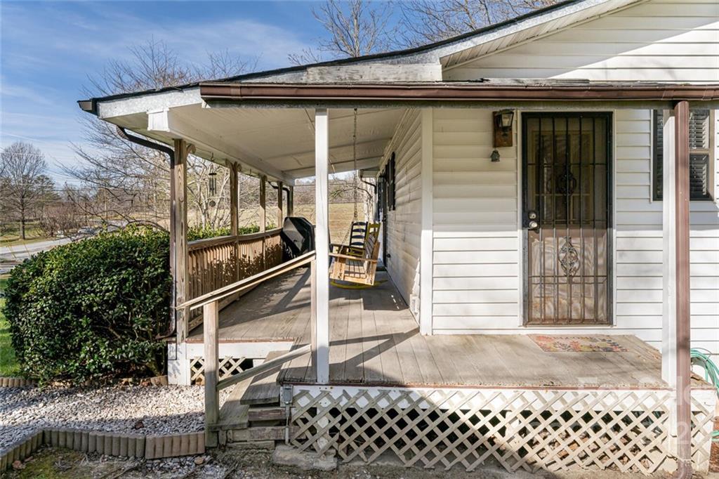 7 Tuttle Road Hendersonville, NC 28792 - Photo 5 of 39 Gallery Image 5