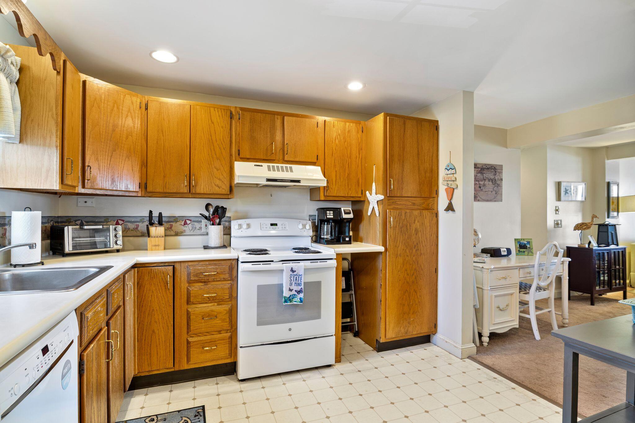 39 West Grand Avenue, Unit 410 Old Orchard Beach, ME 04064 - Photo 7 of 34 39_W_Grand_Ave_06