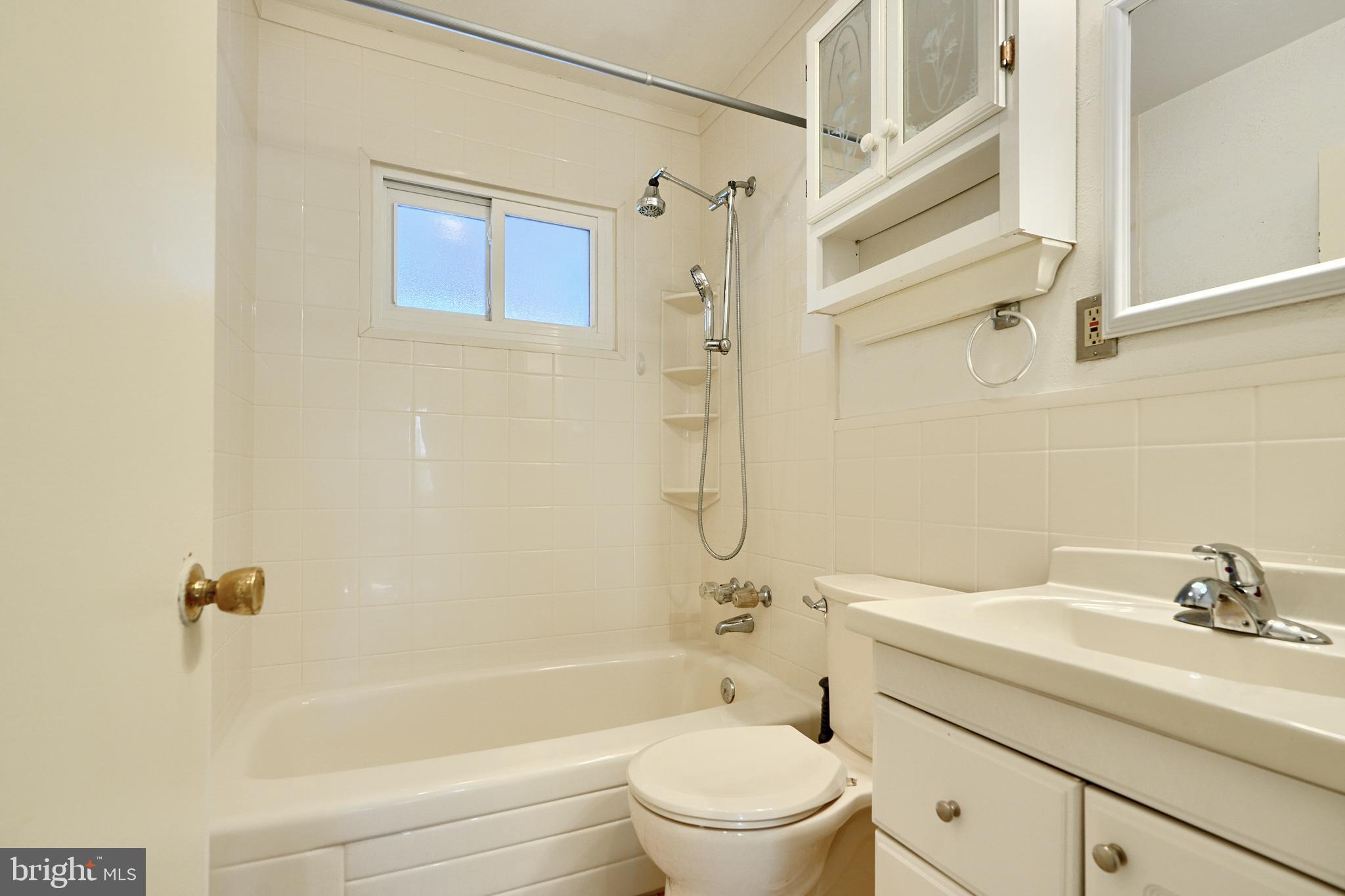 407 Crisfield Road Baltimore, MD 21220 - Photo 18 of 31 1st Fl Bath
