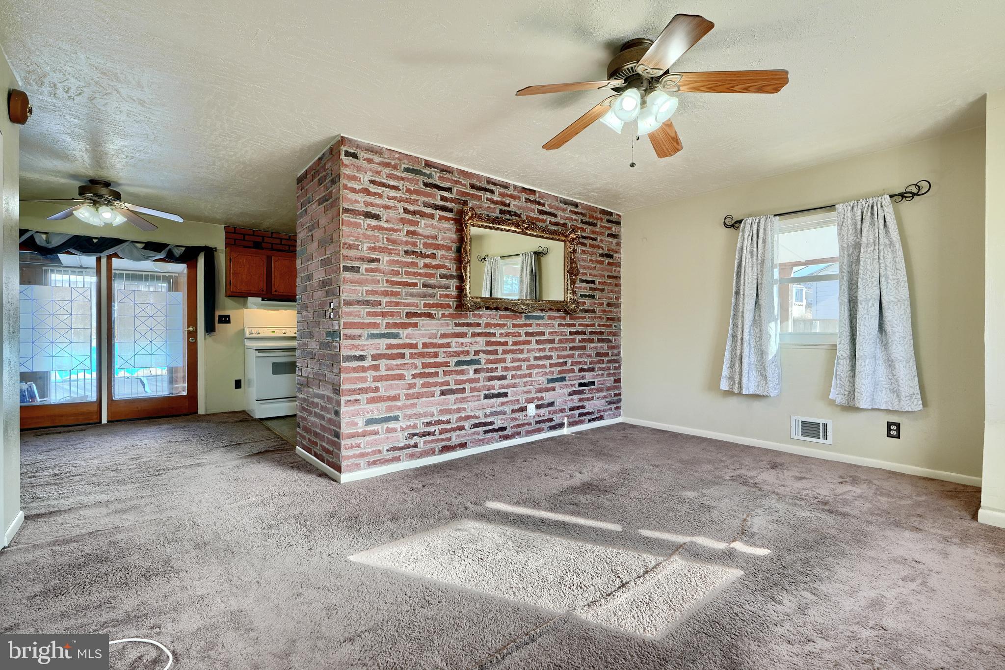 407 Crisfield Road Baltimore, MD 21220 - Photo 3 of 31 Living Room