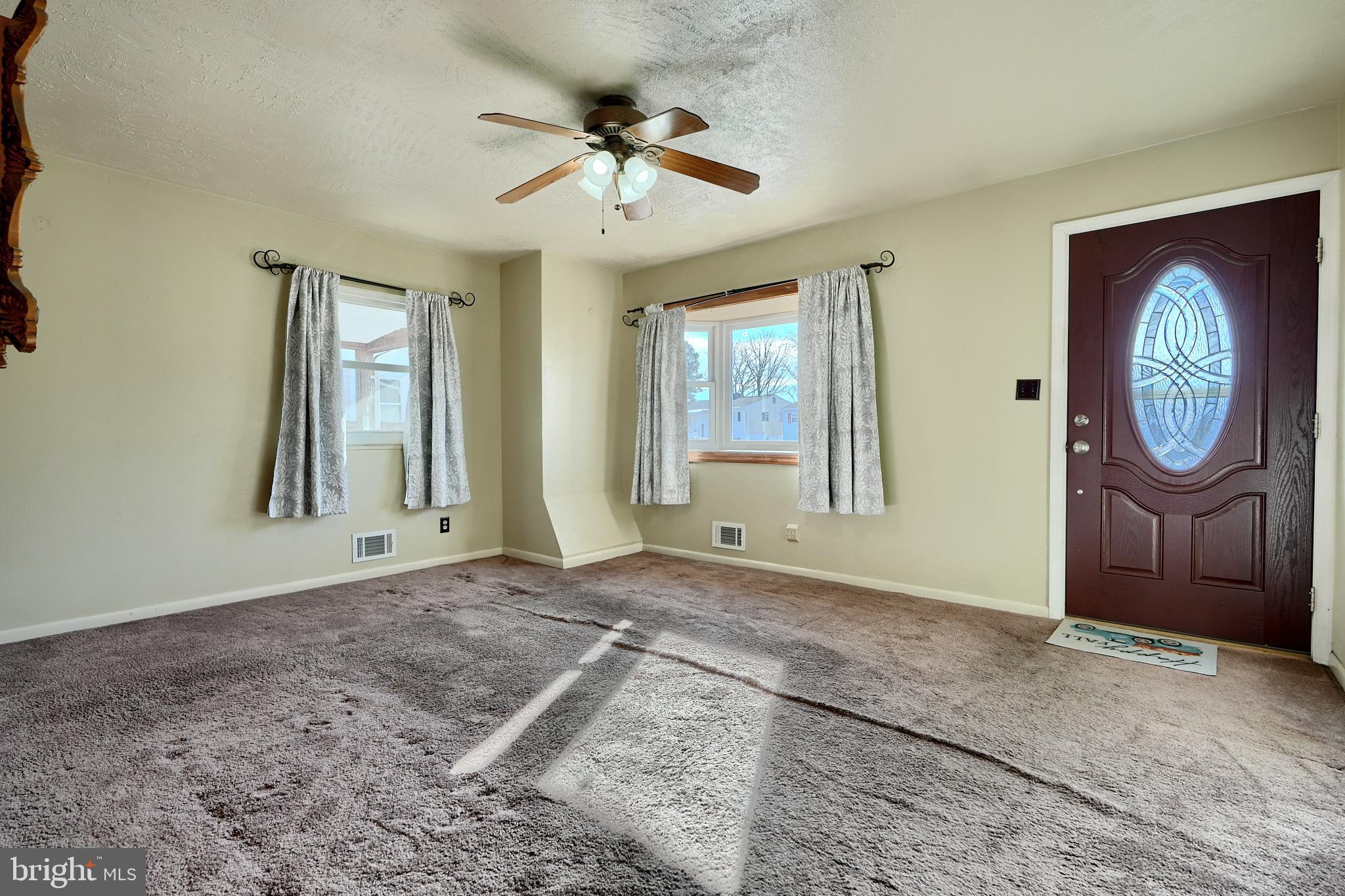 407 Crisfield Road Baltimore, MD 21220 - Photo 4 of 31 Living Room