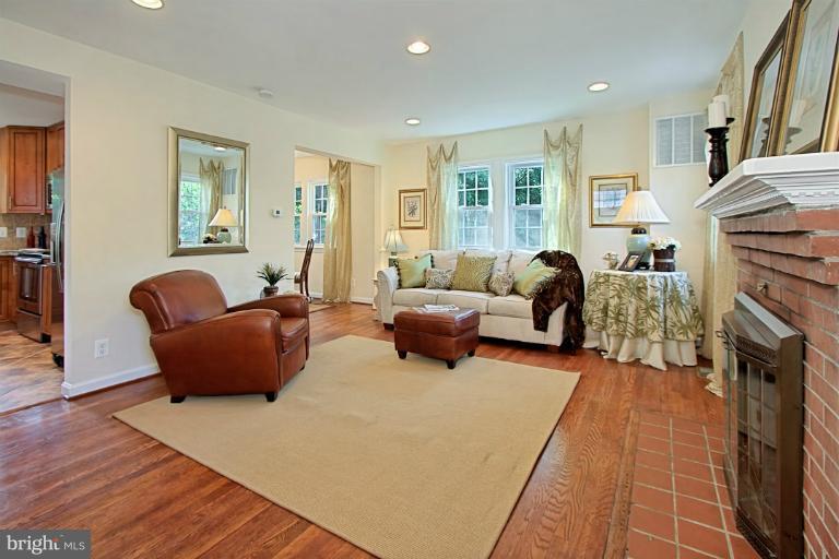 2137 North Courthouse Road Arlington, VA 22201 - Photo 17 of 30 Living Room