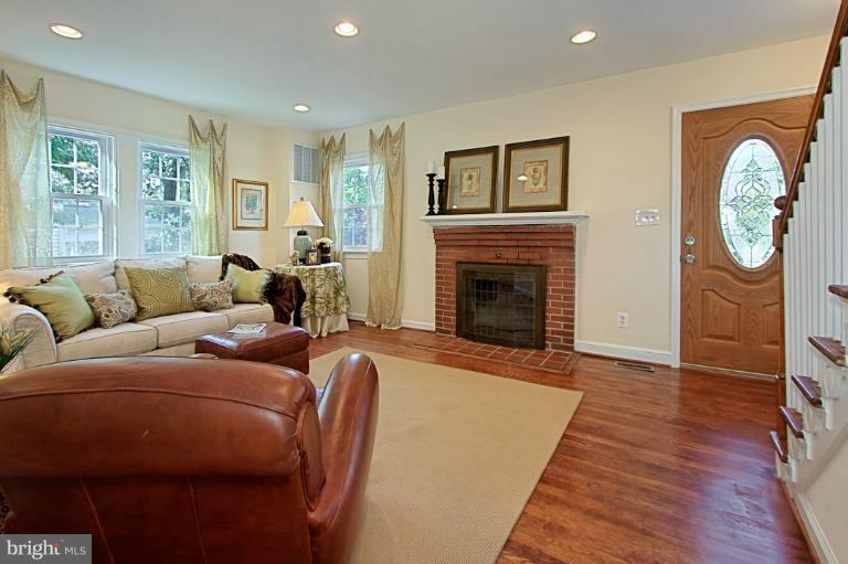 2137 North Courthouse Road Arlington, VA 22201 - Photo 18 of 30 Living Room