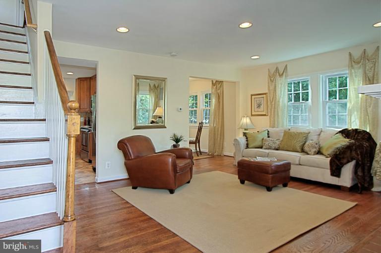 2137 North Courthouse Road Arlington, VA 22201 - Photo 3 of 30 Living Room