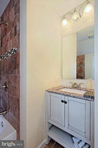 2137 North Courthouse Road Arlington, VA 22201 - Photo 25 of 30 Bath