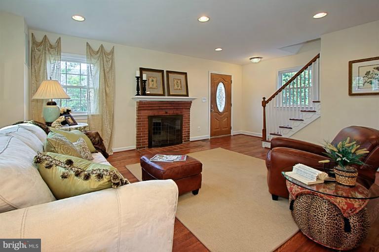 2137 North Courthouse Road Arlington, VA 22201 - Photo 5 of 30 Living Room