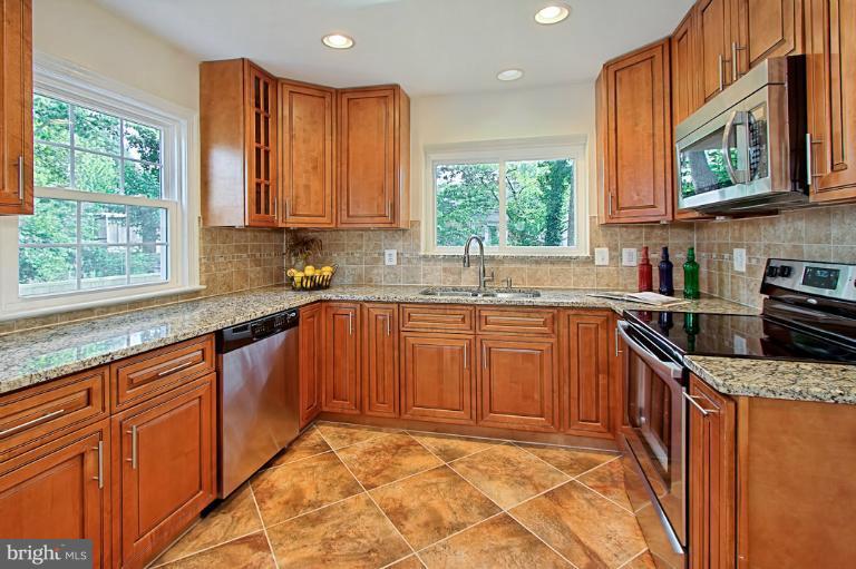 2137 North Courthouse Road Arlington, VA 22201 - Photo 7 of 30 Kitchen
