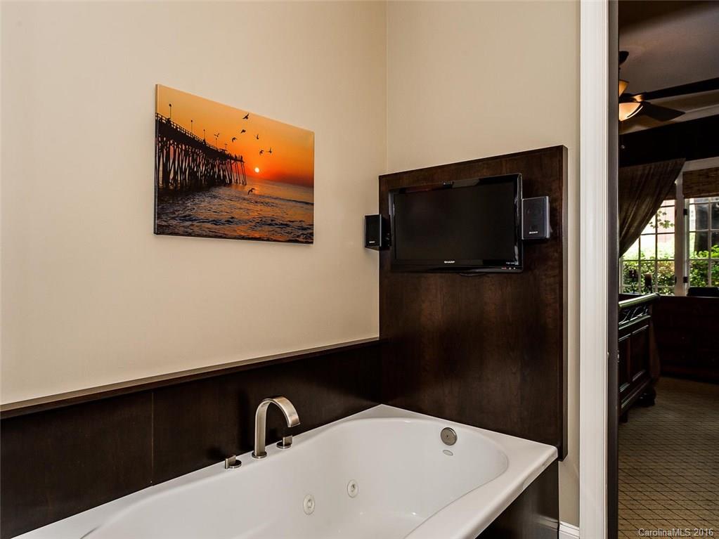229 Queens Road, Unit 229 Charlotte, NC 28204 - Photo 17 of 24 Gallery Image 17