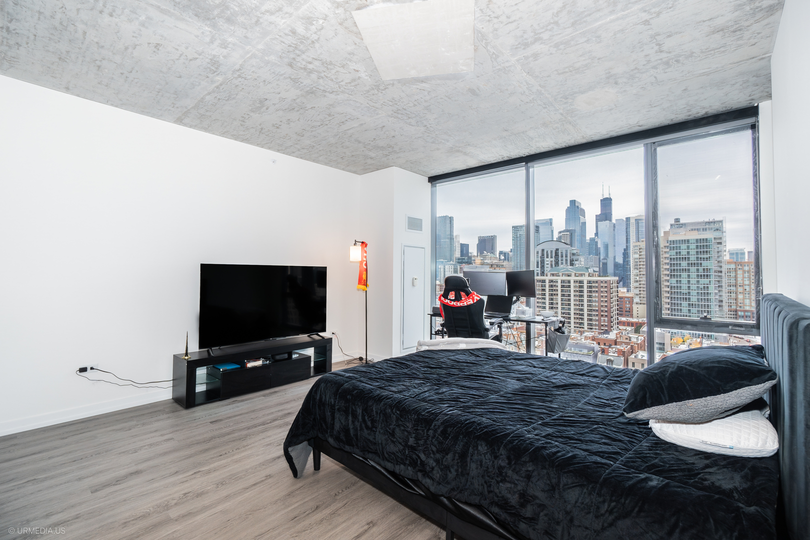 808 North Cleveland Avenue, Unit 1608 Chicago, IL 60610 - Photo 5 of 20 a living room with furniture and a flat screen tv