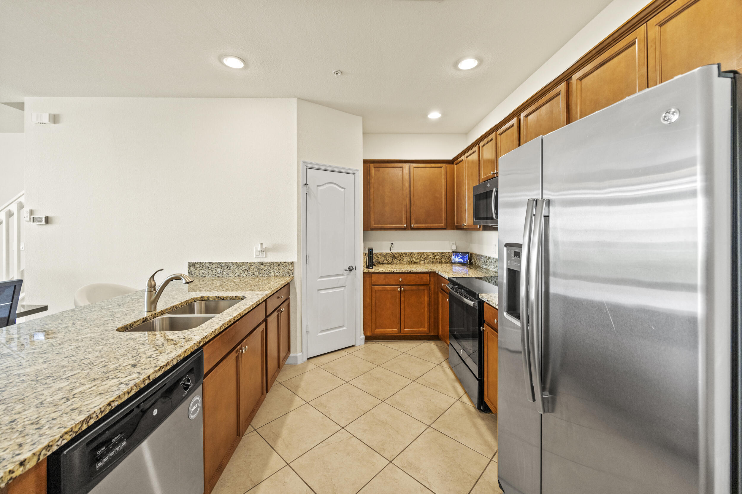 9743 Southwest Purple Martin Way Stuart, FL 34997 - Photo 5 of 38 Kitchen w/Granite Countertops