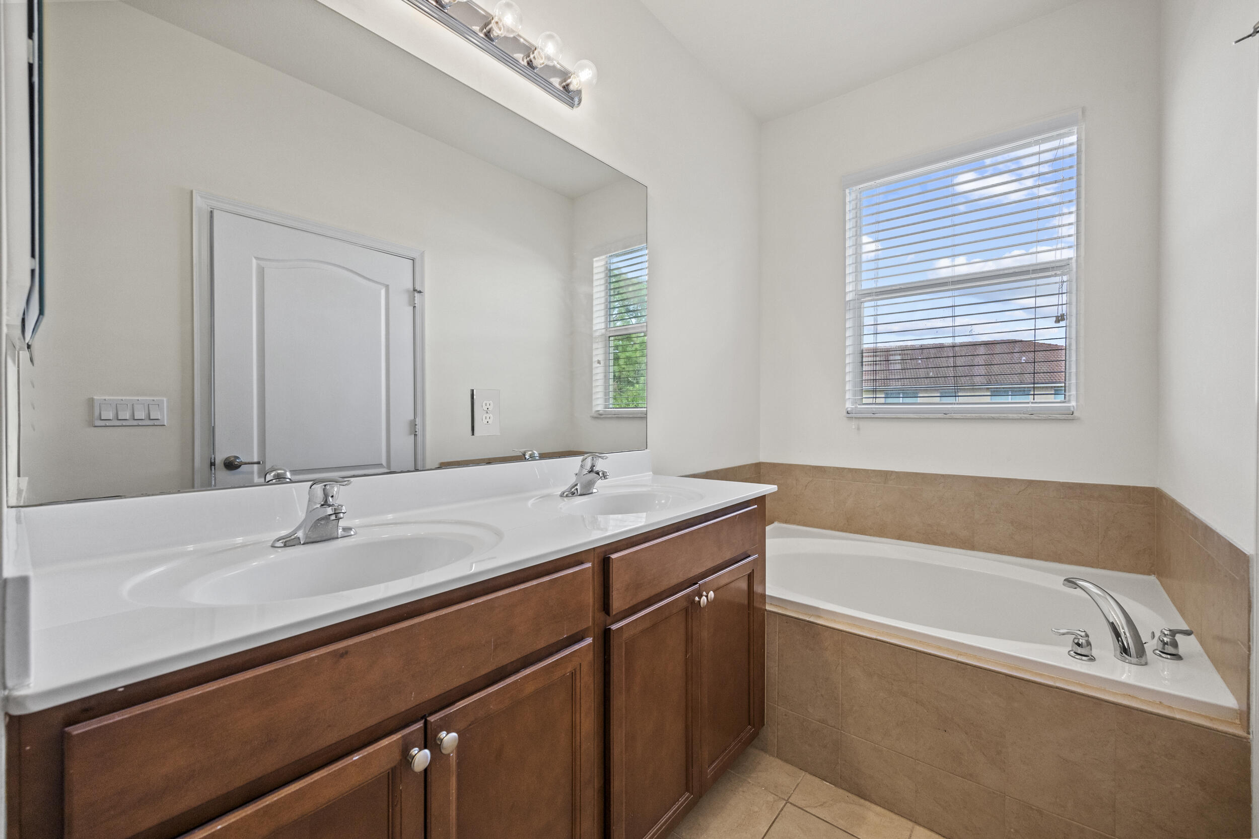 9743 Southwest Purple Martin Way Stuart, FL 34997 - Photo 8 of 38 Primary Bathroom w?Soaking Tub