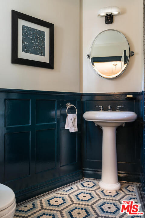 919 Rivas Canyon Road Pacific Palisades, CA 90272 - Photo 14 of 43 a bathroom with a sink and a mirror