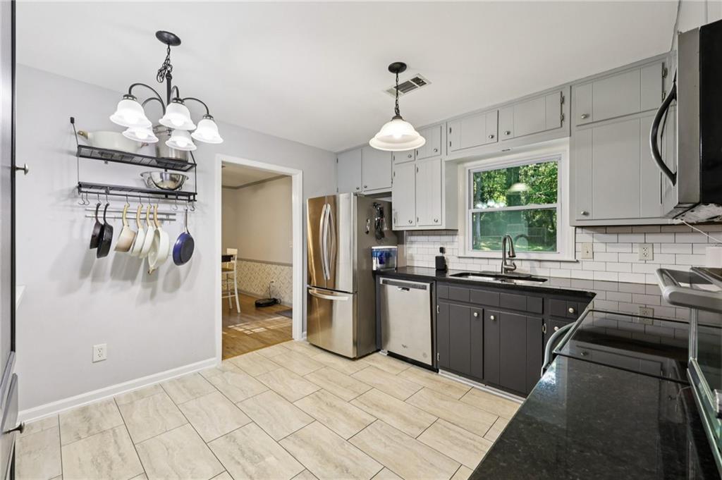 562 Rimrock Trail Stone Mountain, GA 30083 - Photo 7 of 23