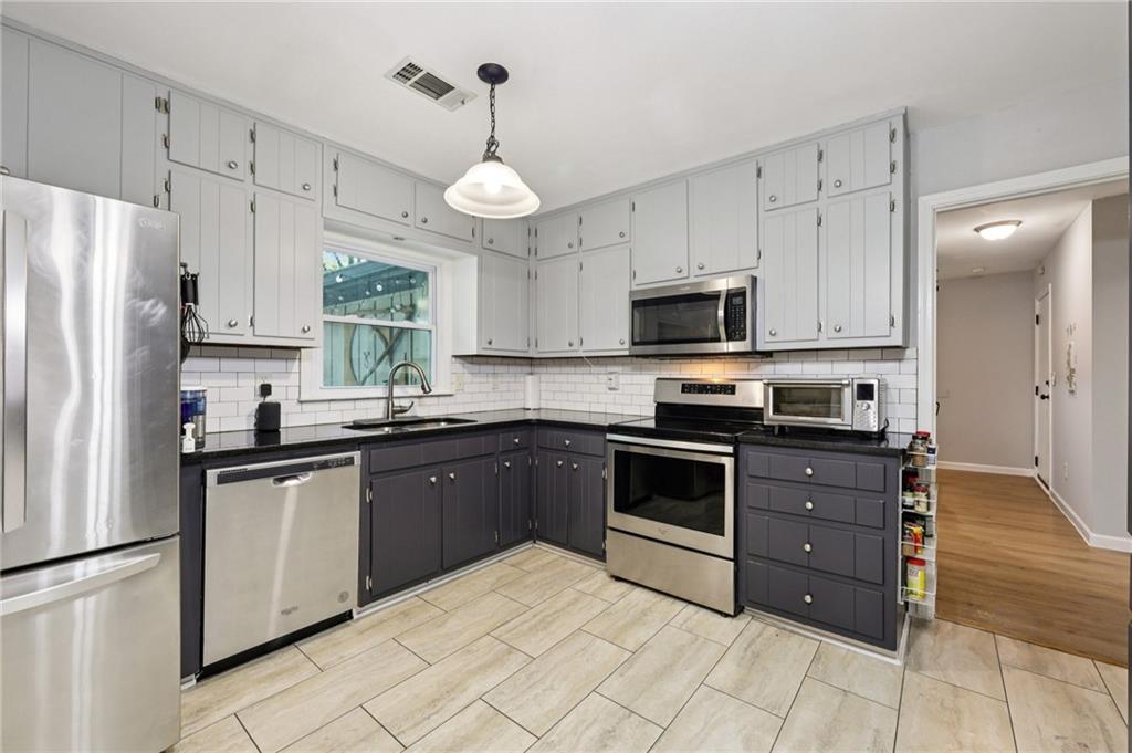 562 Rimrock Trail Stone Mountain, GA 30083 - Photo 8 of 23