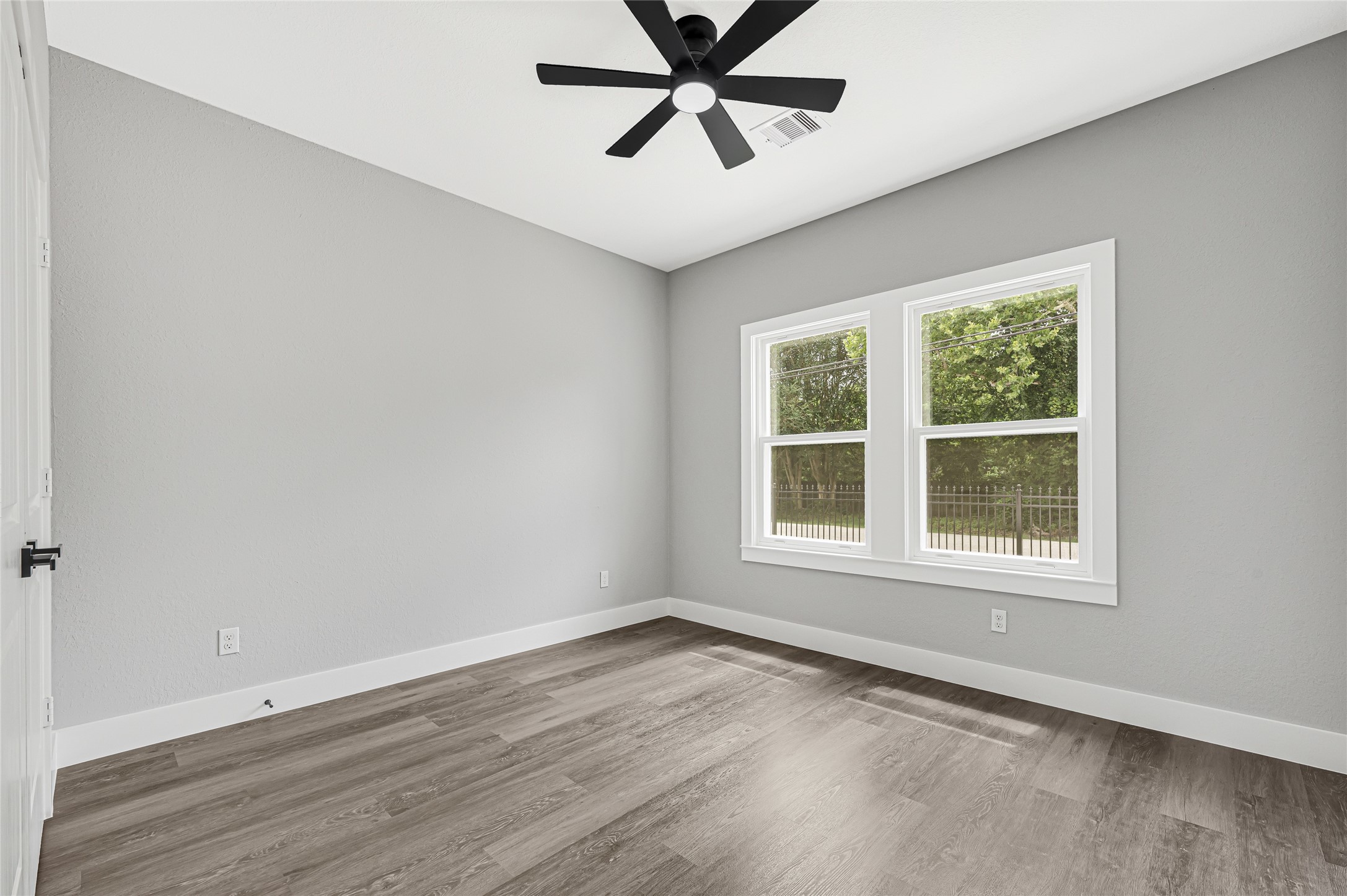 5930 Boness Road, Unit A & B Houston, TX 77396 - Photo 20 of 43 Spacious room featuring modern wood trim, including custom window casing and 1x4 and 1x6 wood baseboard molding.