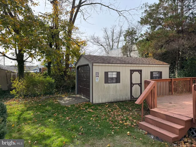 a view of a house with backyard