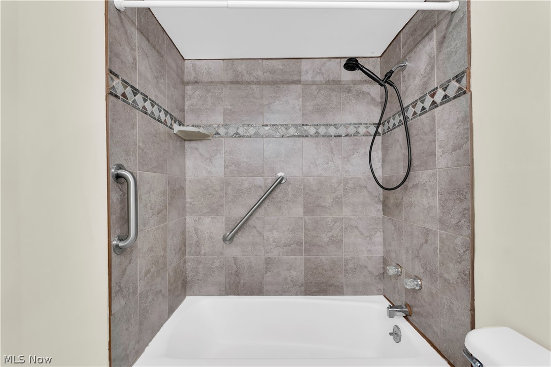 985 Canyon View Road, Unit 108D Northfield, OH 44067 - Photo 15 of 18 Bathroom featuring shower / bathtub combination and toilet